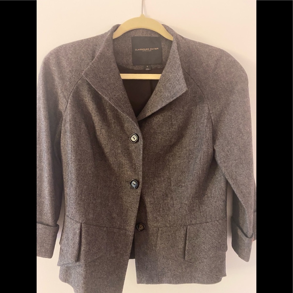 Brown tweet blazer.